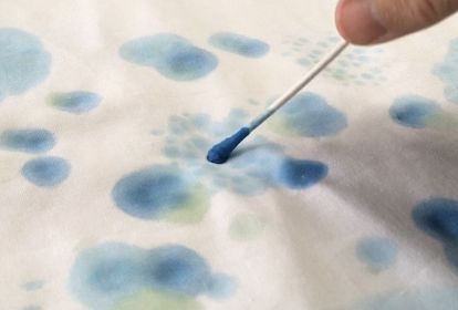 s super cool painting techniques you ve probably never seen, Step 7 Use individual swabs for small spots Painting Fabric Furniture, Diy Techniques And Supplies, Fabric Painting Techniques, Polymer Clay Ring, Bubble Painting, Watercolor Pillows, Diy Techniques, Old Towels, Diy Cushion