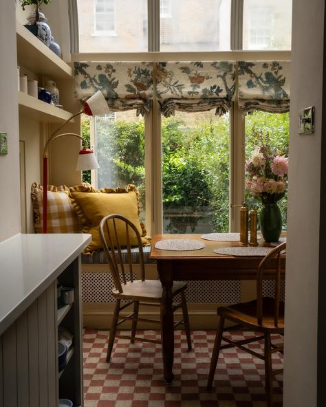 The cutest breakfast nook from one of our London projects 🌟 Design @alicegrace_england Breakfast Nook In Kitchen, Breakfast Nook Ideas Bay Window, Bay Window Breakfast Nook, Farmhouse Breakfast Nook, Space Saving Ideas For Home, Sunroom Dining, Kitchen Breakfast Nooks, Sunroom Decorating, Projects Design