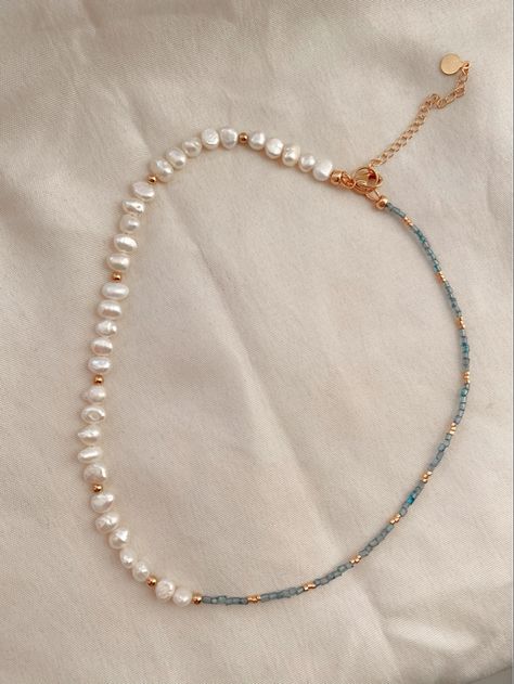 Diy Bead Necklace Aesthetic, Necklace Inspiration Beads, Beaded Necklace With Pearls, Bead Bracelet Design Ideas, Pearl Necklace Ideas, Pearl Necklace Diy, Cincin Diy, Diy Pearl Necklace, Pearl Necklace Handmade