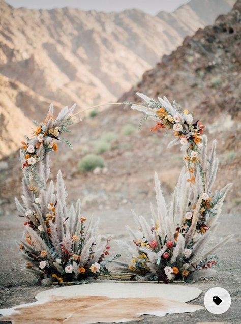 Unique Altar Wedding, Desert Wedding Altar, Celestial Desert Wedding, Bohemian Desert Wedding, Desert Wedding Arch Ideas, Desert Boho Wedding Decor, Summer Desert Wedding, Desert Winter Wedding, Outdoor Desert Wedding Ideas