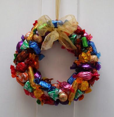 Helen's Craft Haven...: Chocolate Wreath! Chocolate Wreath, Candy Wreath Christmas, Candy Wreaths, Christmas Fundraiser, Quality Streets Chocolates, Christmas Fair Ideas, Diy Christmas Candy, Candy Wreath, Christmas Homemade