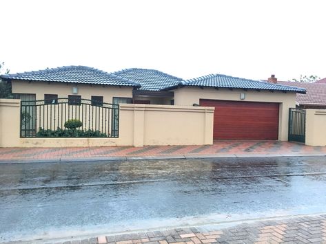 House conversion Diepkloof, SOWETO. South Africa South African Houses Modern, South Africa House Design, South African Houses, 1700 Sq Ft House Plans, House Plans Ireland, House Reference, Split Level House Plans, Fake Home, 2024 Manifestations