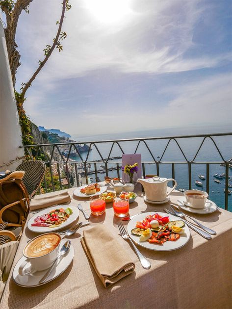 Italian Breakfast Aesthetic, Italy Breakfast, Breakfast In Italy, Brunch Photography, Italian Balcony, Cafe Ambience, Italian Breakfast Recipes, Luxury Breakfast, Coastal Italian