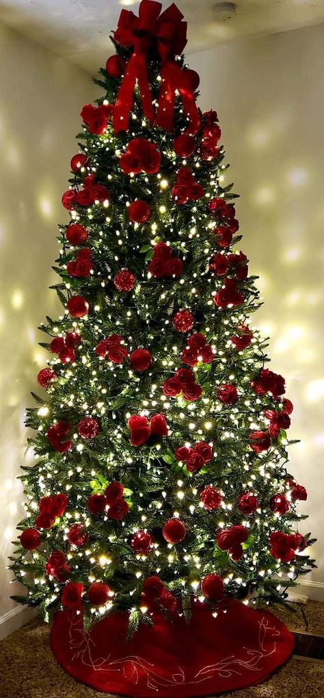 Fake Flower Christmas Tree, Shades Of Red Christmas Tree, Christmas Tree With Roses Decoration, Red Flower Christmas Tree, Red And White Lights On Christmas Tree, Red Ornament Christmas Tree, Red Rose Christmas Decor, Roses In Christmas Tree, Red Roses Christmas Decor