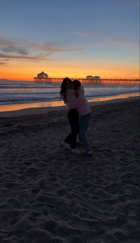 Cute Beach Pictures With Friends Sunset, Picture Beach Poses, Pictures With Friends At The Beach, Instagram Sunset Pictures, Cute Sunrise Beach Pictures, Trips With Best Friend, Best Friend Pictures Hugging, Sunset Bestie Pics, Sunset Photoshoot Friends