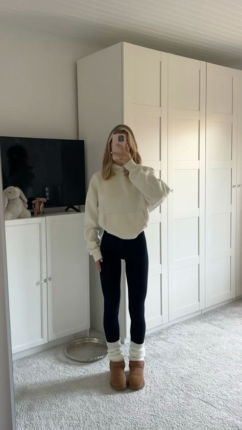 Out Fit Inspo Clean Girl, Cleab Girl Style, Outfit Ideas Everyday Winter, Winter Outfits Board, Saturday Market Outfit, Outfits Idea For School, Cute Outfits Clean Girl, That Girl Outfits Aesthetic, Clean Girl Leggings Outfit