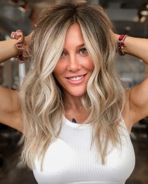 Blonde Highlights Shadow Root Money Piece, Blonde Hair Color With Money Piece, Baylage Hair With Money Pieces, Dirty Blonde Hair With Money Piece, Blonde Highlights With Money Piece, Money Piece Hairstyle, Balayage Hair Ideas, Baylage Hair, Blonde Balayage Hair