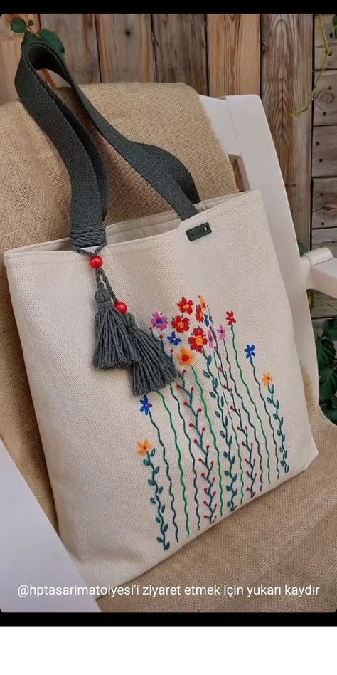 Jute Embroidery Bags, Embroidery On Handbags, Hand Bag Embroidery Designs, Jute Bag Embroidery, Embroidery Purse Pattern, Jute Bags Design Handmade, Tote Bag Embroidery Design, Embroidery Tote Bag Design, Canvas Bag Embroidery