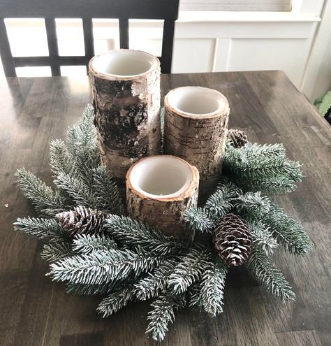 Cabin Centerpiece Ideas, Pine Tree Centerpiece Wedding, Pine Centerpiece Wedding, Pinecone Centerpiece Wedding, Pine Tree Centerpiece, Wreath Centerpiece Wedding, Black Candle Centerpieces, Winter Wedding Table Centerpieces, Wreath Table Centerpiece