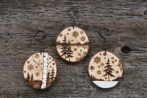 Birch Tree Crafts, Tree Wood Burning, Painting Christmas Ornaments, Wood Burned Ornaments, Wood Slice Art, Wood Burning Crafts, Painted Christmas Ornaments, Wood Burning Patterns, Christmas Wood Crafts