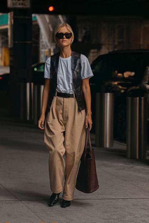 Long Sleeve Silk Dress, Lightweight Trench Coat, Fall Winter 2024, London Street Style, Best Street Style, Winter 2024, Street Style Looks, London Fashion, Fashion Week Spring