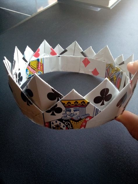 Crown Made From Playing Cards, Deck Of Cards Skirt, Queen Of Heart Crown, Crafts To Do With Playing Cards, Playing Card Inspired Outfit, Playing Card Crown Diy, Playing Cards Diy Craft Ideas, Playing Card Crown Tutorial, Vuse Alto Designs