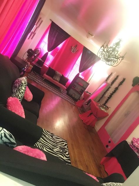 Mcbling Living Room, Y2k Living Room Aesthetic, Mcbling Birthday, Mcbling Room, Y2k Room Ideas, Birthday Party Barbie, Barbie Room Decor, 2000s Trashy, 2000s Room