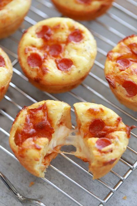 Pizza Cupcakes - everything you love about pizza but in a cupcake!! Pizza Cupcakes, Pizza Pepperoni, Kids Cooking Recipes, Mini Pizzas, Baked Bacon, Plain Chicken, Pizza Flavors, Baking Recipe, Easy Meals For Kids