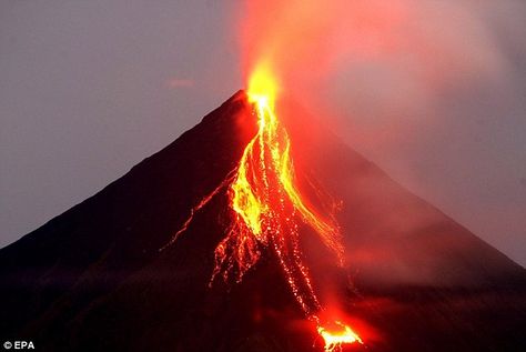 Lava cascades down the Mount Mayon volcano in 2006 Mount Mayon, Mayon Volcano, Philippine Star, Lava Flow, Active Volcano, Celebrity Travel, Beautiful Locations Nature, Travel Humor, Interesting Faces