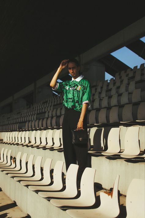 Soccer Jersey Photoshoot Ideas, Mexico Photoshoot Ideas, Soccer Fashion Editorial, Football Kit Photoshoot, Soccer Jersey Photoshoot, Stadium Photo Ideas, Soccer Shirt Outfit, Jersey Photoshoot Ideas, Retro Jersey Outfit