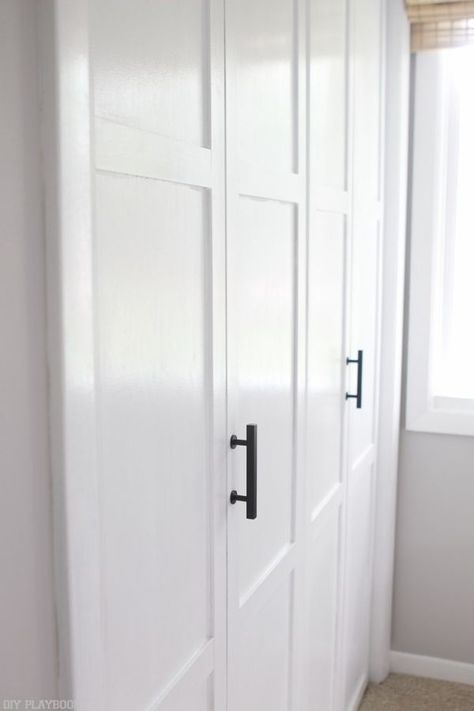 These DIY closet doors are amazing! Just simple bifold doors with lattice added to them, and white paint. Plus love the sleek black hardware. Such a great idea to improve your bedroom without spending a ton of money. Old Closet Doors, Bifold Doors Makeover, Folding Closet Doors, Diy Closet Doors, Interior Design Blogs, Closet Door Makeover, Closet Door Hardware, Hallway Closet, Bifold Closet Doors