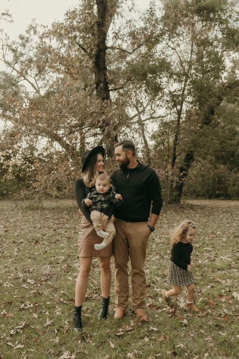 Woodsy Photoshoot, Outdoor Family Photos Fall, Family Christmas Pictures Outfits, Winter Family Pictures, Family Photos What To Wear, Christmas Pictures Outfits, Family Photo Colors, Fall Family Session, Winter Family Photos