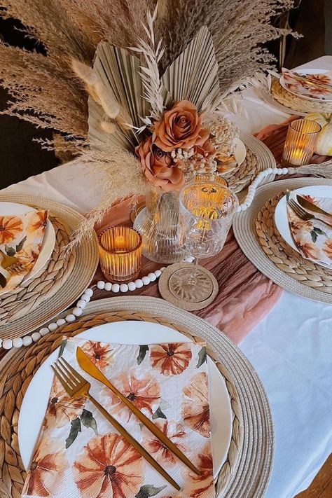 Thanksgiving Table Settings 2023, Thanksgiving Boho Table, Boho Thanksgiving Decor, Boho Thanksgiving Table, Boho Table Settings, Fall Place Settings, Boho Dinner Party, Boho Rehearsal Dinner, Table Decorations Thanksgiving