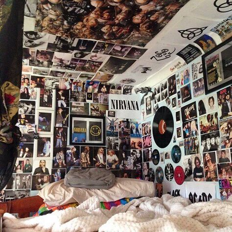 what a bedroom Sala Grunge, Punk Room, Grunge Bedroom, 80s Room, Retro Bedrooms, Retro Room, Grunge Room, Indie Room, Dreamy Room