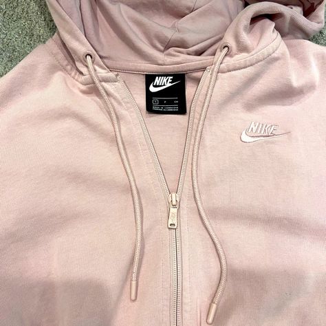 Only Worn Once! Super Cute Baby Pink Nike Zip Up. The Arms Have A Little Bit Of A Flare To Them! Nike Zip Hoodie Grey, Nike Zip Up Hoodie White, Nike Hoodies For School, Nike Hoodies Zipup, Vintage Nike Hoodie Beige, Zip Up Hoodies Nike, Vinted Nike Hoodie, Champion Hoodies Women, Jordans Hoodies Women