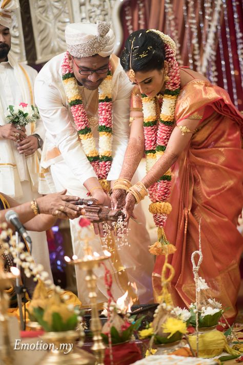 Wedding Jaimala, Indian Garland, White And Red Wedding, Wedding Mala, Indian Wedding Garland, Indian Wedding Theme, Wedding Couple Pictures, Flower Garland Wedding, Bride And Groom Outfits