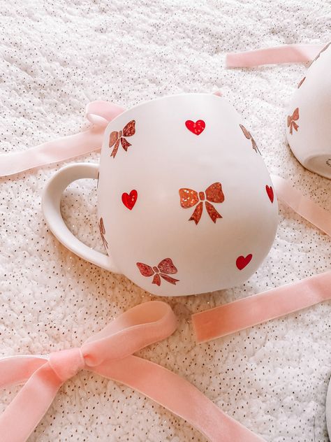 Details: ♥ ONE white mug with holographic sparkly pink bows and red hearts ♥ Features a matte glaze on the outside of the mug and a shiny glaze on the inside of the mug ♥ Holds 11.8 oz ♥ For best results and a long lasting design, please hand wash gently. Do not use in dishwasher or microwave as this may distort the design. ♥ VISIT THE MAIN SHOP PAGE ♥ https://www.etsy.com/shop/leemorgandesigns Lee Morgan Designs LLC, 2018 Thank you for visiting my shop! Find me on social media Facebook: https://www.facebook.com/leemorgandesigns/ Instagram: https://www.instagram.com/leemorgandesigns/ Drawing Mugs Ideas, Christmas Mug Painting, Bow Mug, Valentines Day Mugs, Mugs Painted, Coquette Mug, Lee Morgan, Clay Painting, Bow Coquette