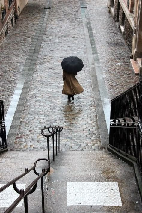 pluie, paris, rue, parapluie, escalier Cozy Rainy Day, I Love Rain, Walking Down The Street, Shotting Photo, Love Rain, Under My Umbrella, Walking In The Rain, Singing In The Rain, Rainy Night