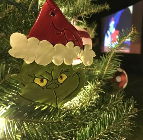 Grinch clay ornament Grinch Clay Ideas, Grinch Pottery, Grinchmas Ornaments, Christmas Clay, Clay Ornaments, Pottery Ideas, Diy Clay, Grinch, Novelty Christmas