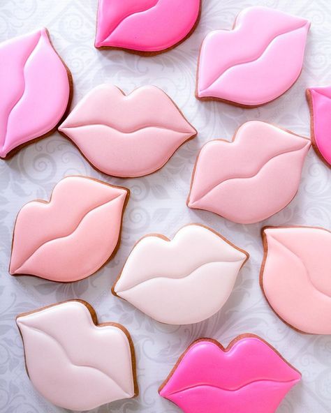 Anna www.thesweetesttiers.com on Instagram: “Pink lip cookies. Super cute and super easy to decorate. #lipcookies #thesweetesttiers #decoratedcookies #valentinesdaycookies” Lip Cookies, Valentines Cookies Decorated Ideas, Iced Christmas Cookies, Icing Glaze, Valentine Cookies Decorated, Valentine Sugar Cookies, Cookies Decoradas, Royal Iced Cookies, Fancy Cupcakes