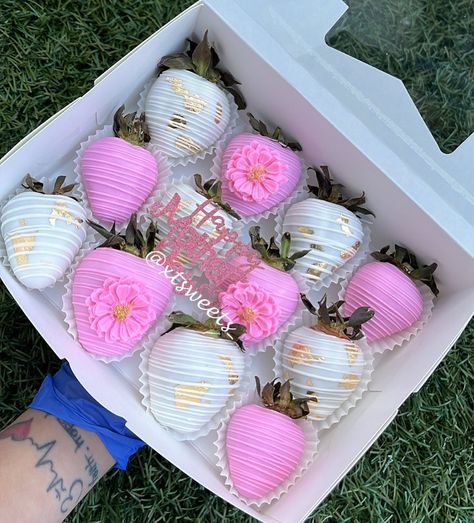 Classy beautiful 1 dozen chocolate strawberries set. White with gold details & pink with flower 🌸 Mother’s Day topper included… | Instagram Mother’s Day Strawberries White, Mothers Day Strawberries Ideas, Mother’s Day Chocolate Ideas, Pink And White Chocolate Strawberries, Mother’s Day Strawberry Boxes, Mother’s Day Treats Idea, Elegant Strawberries, Mother’s Day Chocolate Covered Strawberries, Mothers Day Chocolate Covered Strawberry