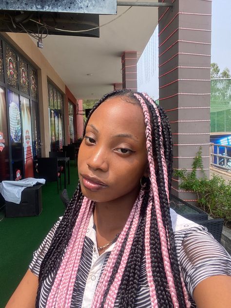 Box Braids Pink Highlights, Braids With Light Pink, Pink Braid Ideas, Black Braids With Color Underneath, Black N Pink Braids, Black Box Braids With Pink Highlights, Box Braids Hairstyles Pink, Pink Peek A Boo Knotless Braids, Pink Black And Blonde Braids