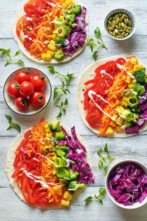 Healthy meals just don't get any easier than with these easy veggie wraps layered with hummus or mayo and piled high with fresh veggies like lettuce, spinach, carrots, cucumbers, and anything else you can think of. Rainbow Diet, Rainbow Pizza, Vegetarian Pizza Recipe, Healthy Vegetarian Snacks, 10 Minute Meals, Veggie Wraps, Easy Veggie, Vegetarian Pizza, Vegetarian Snacks