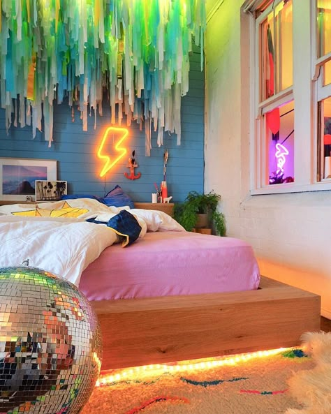 Quirky Teenage Bedroom, Color Full Bedroom Ideas, Artist Themed Bedroom, Artist Bedroom Design, Teenage Rainbow Bedroom, Girls Bedroom Ideas 10-12, Teenage Artist Bedroom Ideas, Grown Up Girls Bedroom Ideas, Bedroom Ideas For Artists