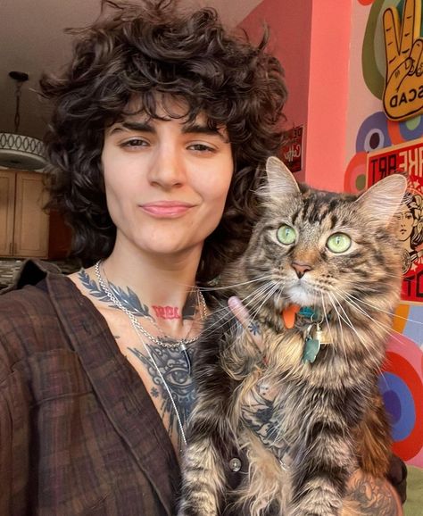 miss.daddi (ig) Nonbinary Face Claim, Androgynous Face Claim, Aesthetic Face Claims, Vasiliki Halastaras, Winter Tattoos, Lesbian Haircut, Queer Hair, Androgynous People, Masc Lesbian