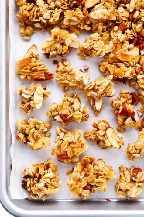 Granola Clusters Recipe, Nut Cluster Recipe, Crunchy Granola Recipe, Oat Clusters, Granola Snacks, Homemade Granola Recipe, Deco Fruit, Granola Clusters, Easy Granola