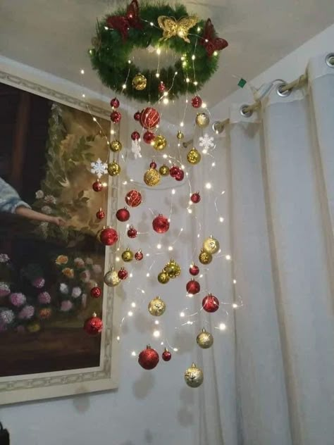 Christmas Ceiling Decorations, Christmas Chandelier, Halloween Bedroom Decor, Decoration Vitrine, Christmas Decorations Apartment, Christmas Apartment, Christmas Themes Decorations, Diy Christmas Decorations Easy, Christmas Wonderland