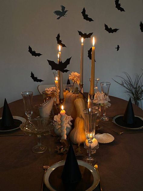 Halloween Dinner Setup, Halloween Dinner Aesthetic, Halloween Dinner Decor, Halloween Party Decor Aesthetic, Halloween Place Settings, Halloween Dinner Party Decor, Halloween Dining Room Decor, Halloween Aesthetic Party, Halloween Dinner Table Decor