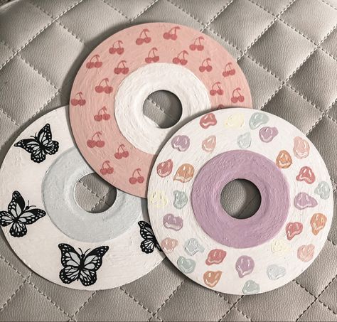 Painted Cds Aesthetic Wall, Cds On Wall Ideas Aesthetic, Painting Ideas On Cds, Painted Cds Easy, Dvds Pintados, Cd Painting Aesthetic Easy, Cd Art Easy, Disc Painting, Painting Cds