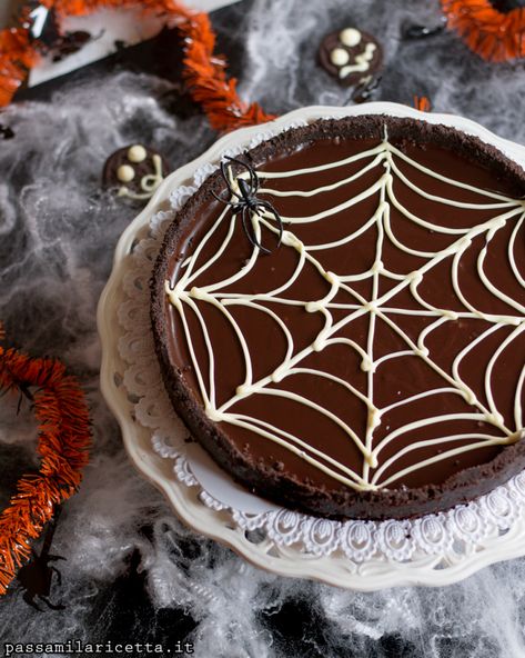 Torta al Cioccolato Senza Cottura, dolce ricetta Hallowen. No Bake Spiderweb Chocolate Ganache Tart Oreo Crust Recipe, Halloween Tart, Marshmallow Sauce, Spider Web Cake, Chocolate Spiders, Chocolate Ganache Tart, Spooky Halloween Treats, Halloween Foods, Oreo Crust