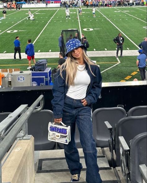 Nfl Game Day Outfit Woman Winter, Winter Game Day Outfit Football, Winter Gameday Outfit, Football Sunday Outfit, Football Bf, Gameday Outfit Football, Festival Outfits 2023, Nfl Wags, Outfits 2023 Trends