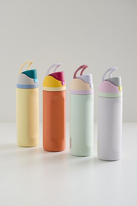 Stay hydrated with our new favorite insulated water bottle by Owala. Triple-layer insulation vacuum water bottle with choose your own adventure sipping options with its built-in straw or wide-mouth opening. The Owala FreeSip is a completely leakproof stainless steel water bottle with a fun colorblocked design we love. Features New favorite stainless steel water bottle by Owala The Owala FreeSip has a built-in straw and wide-mouth opening Convenient hinge loops for easy carrying Triple wall vacuu Colorful Water Bottles, Owala Aesthetic, Owala Water Bottle, Trendy Water Bottles, School Bag Essentials, Choose Your Own Adventure, Cute Water Bottles, Dream Gift, Cute Cups