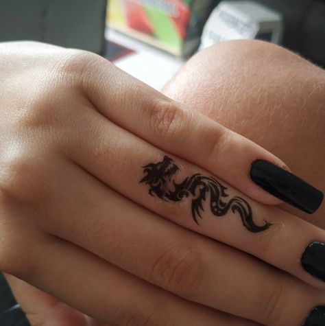 Finger Dragon Tattoo, Dragon Tattoo On Finger, Dragon Tattoo Aesthetic, Aesthetic Tattoo Arm, Dragon Hand Tattoo, Ink Tattoo Design, Tattoos Pretty, Small Dragon Tattoos, Tattoo Design Tattoo