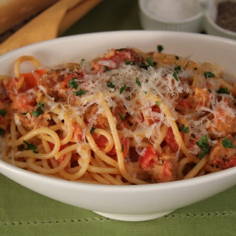 Vodka Sauce And Sausage, Pasta With Vodka Sauce, Emeril Lagasse Recipes, Pasta Alla Vodka, Vodka Sauce Recipe, Vodka Sauce Pasta, Plats Weight Watchers, Sauce Spaghetti, Spicy Pasta