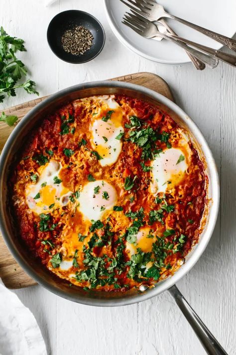 Traditional Shakshuka Recipe, Shakshuka Recipe, Shakshuka Recipes, Plat Vegan, Healthy Breakfast Recipe, Diet Vegetarian, Mediterranean Diet Recipes, Easy Healthy Breakfast, Breakfast Recipe