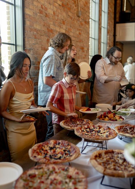 Wedding Food Unique, Classy Pizza Wedding, Pizza Display For Wedding, Woodfire Pizza Wedding, Pizza Van Wedding, Wedding Food Pizza, Casual Wedding Food Ideas, Inexpensive Wedding Reception Ideas, Pasta Wedding Buffet