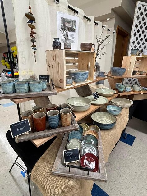 Ceramic Sale Display, Pottery Display Ideas, Vendor Table Display Ideas, Pottery Booth Display, Table Display Ideas, Vendor Table Display, Boutique Store Displays, Art Fair Booth, Vendor Table