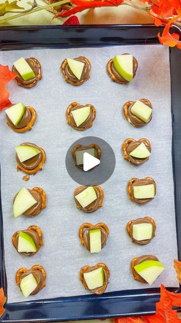 Stephanie Gigliotti on Instagram: "The best fall treat! 🍁
Place pretzels on a sheet pan, add a rolo candy. Bake at 250°F 3-5 minutes. Press on a chunk of granny smith apple. Enjoy!
Tip! To prevent the apples from turning brown, cut the apples into chunks and soak for 5 minutes in a bowl of water with 1 teaspoon of salt. Rinse the apples and pat dry. 

#falltreat #caramelapples #caramelapplebites #rolo" Fall Decor With Apples, Pretzel Halloween Treats, Pretzel Rolo, Stephanie Gigliotti, Apple Pretzels, Caramel Apple Bites, Rolo Candy, Halloween Pretzels, Autumn Treats