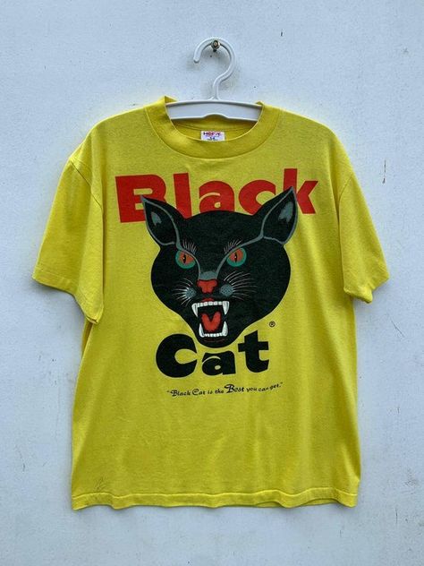 Vintage Graphic Tees Outfits, Cat Fireworks, Black Cat Fireworks, Vlone Hoodie, Vintage Shirt Design, Vintage Black Cat, Vintage Tee Shirts, Graphic Tee Outfits, Clothing Pieces