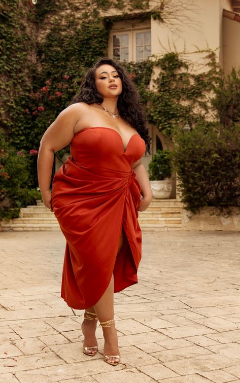 Plus Size Birthday Outfit Ideas, Plus Size Birthday Outfit, Curvy Women Dresses, Ibiza Outfits, All Black Dresses, Womens Trendy Dresses, Gold Heels, Curvy Girl Fashion, Going Out Dresses